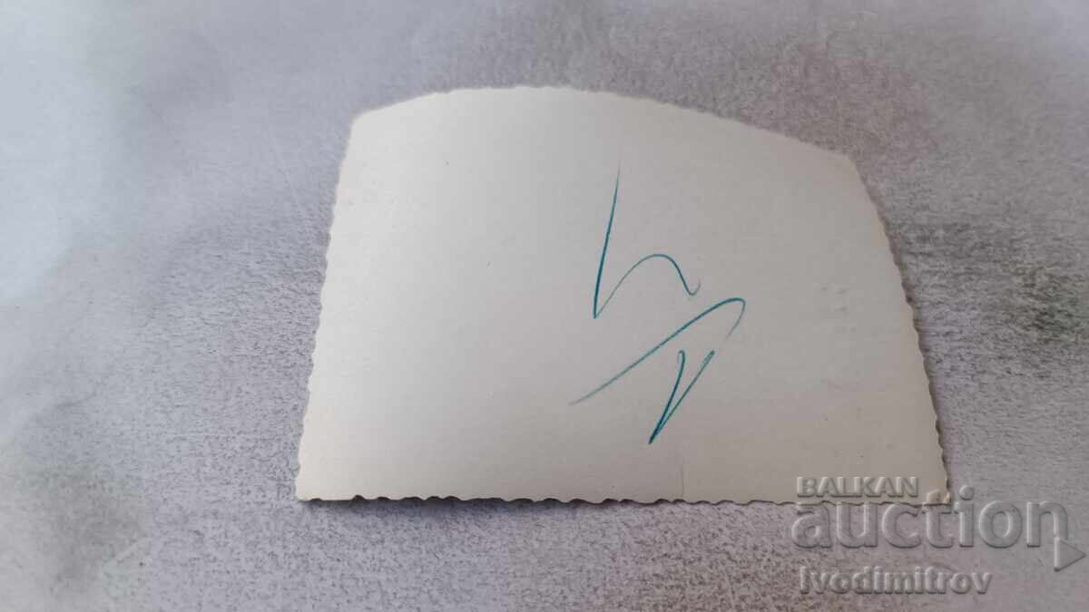 Φωτογραφία Δύο άνδρες και κοπέλα κάθονται σε πέτρες στο ποτάμι με τιμή 1.75 BGN | € 0.89 Φωτογραφία Δύο άνδρες και κοπέλα κάθονται σε πέτρες στο ποτάμι με τιμή 1.75 BGN | € 0.89