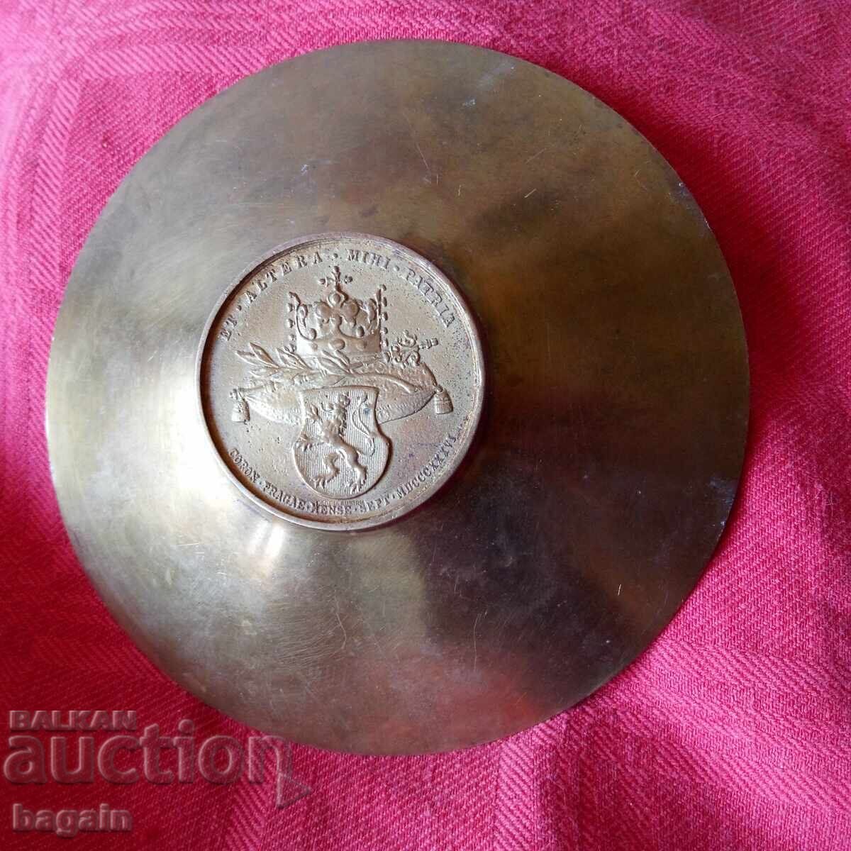 Стар бронзов съд с медальон. с цена 50.00 лв. | € 25.56 Стар бронзов съд с медальон. с цена 50.00 лв. | € 25.56