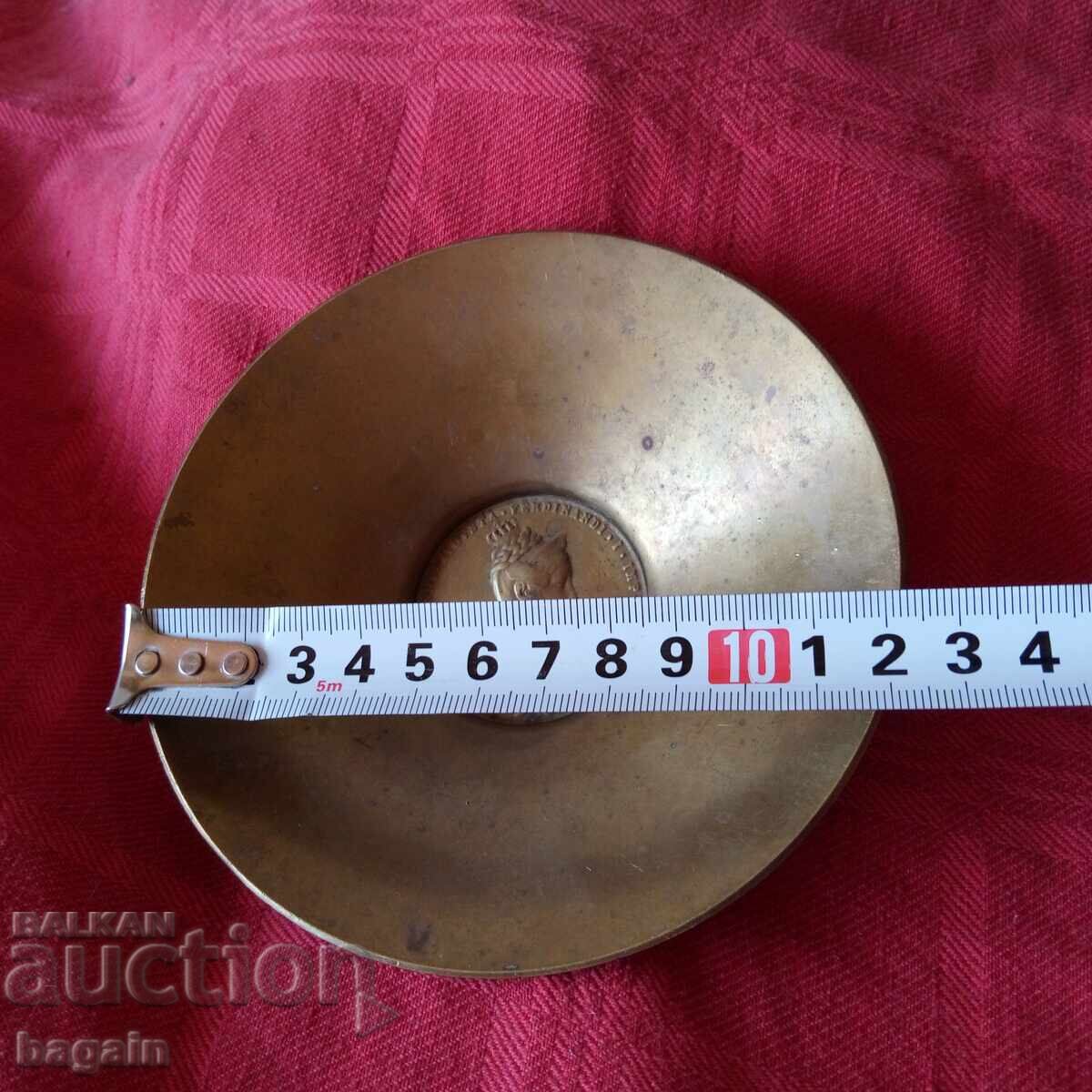 Аукцион Стар бронзов съд с медальон. Аукцион Стар бронзов съд с медальон.