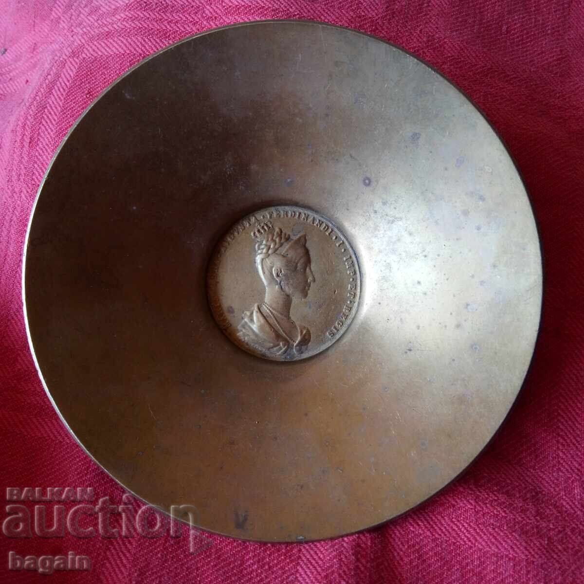 Стар бронзов съд с медальон. Стар бронзов съд с медальон.