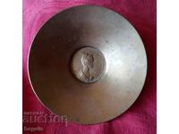 Стар бронзов съд с медальон.