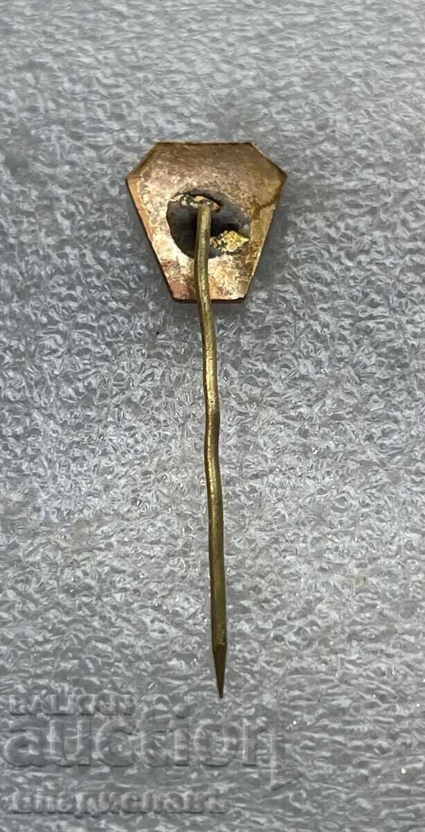 стара значка ДИНАМО/ЛЕВСКИ СОФИЯ - Шампион по- футбол на НРБ с цена 265.00 лв. | € 135.49