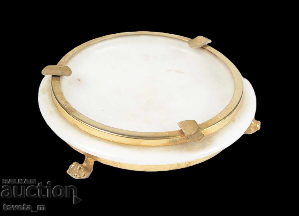 Λευκό μαρμάρινο σταχτοδοχείο MineralSouvenir σοσιαλιστικό 70s με τιμή € 6.00 | 11.73 BGN