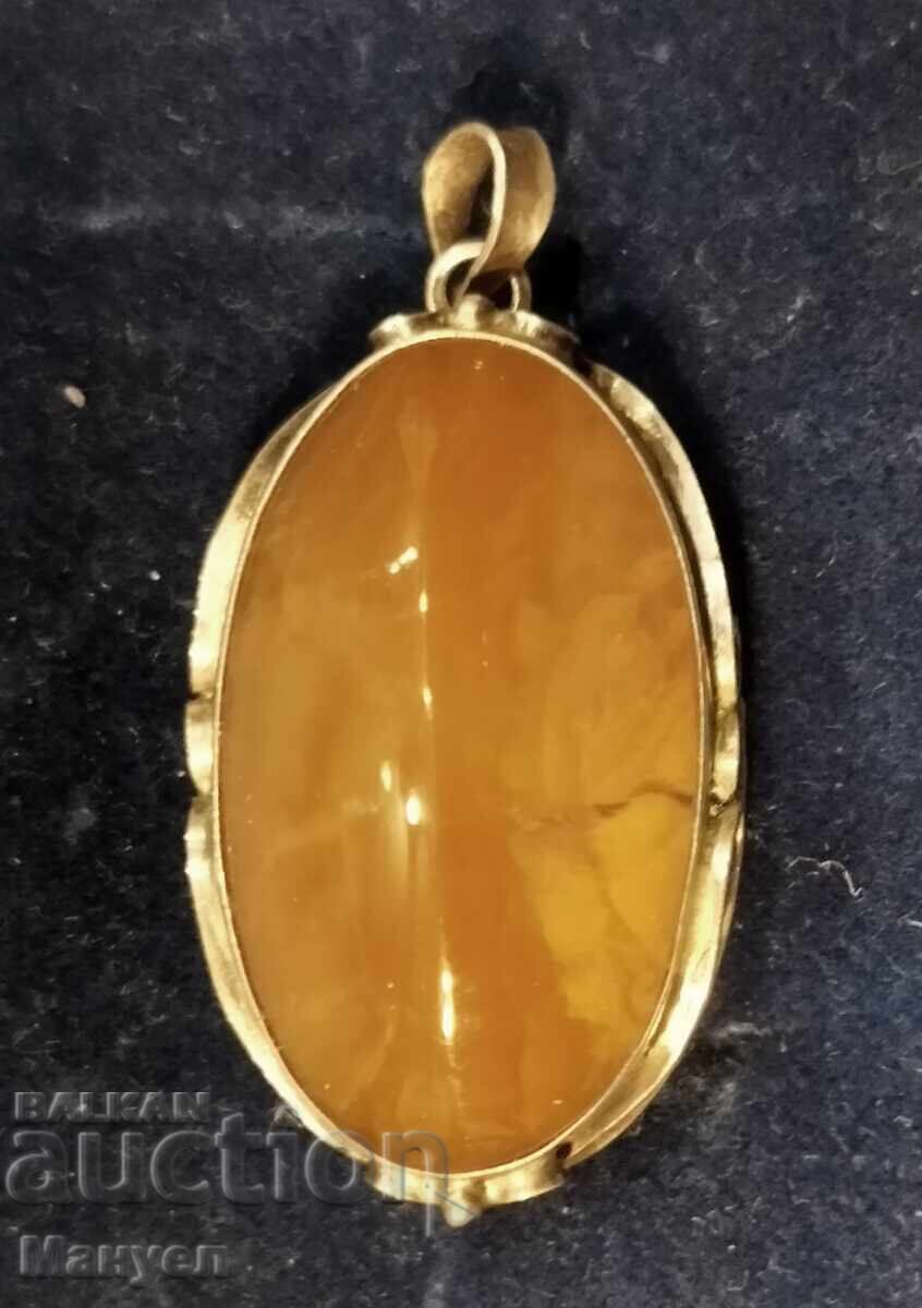 Frumos pandantiv din argint cu chihlimbar Frumos pandantiv din argint cu chihlimbar