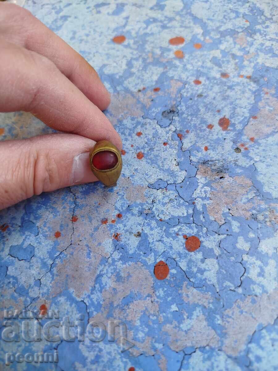 Σταρό χάλκινο δαχτυλίδι με πέτρα με τιμή 18.00 BGN | € 9.20