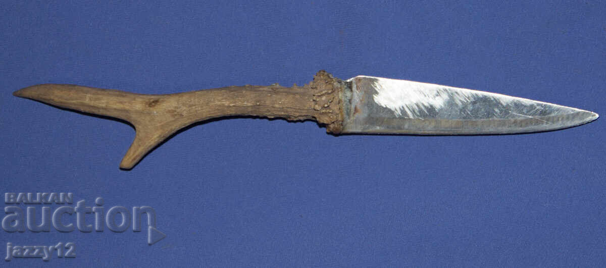 Στιβαρό κυνηγετικό μαχαίρι με λαβή από οπλή Στιβαρό κυνηγετικό μαχαίρι με λαβή από οπλή