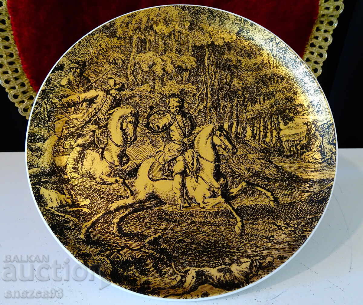 Auction  Golden Fürstenberg porcelain plate with a hunting scene