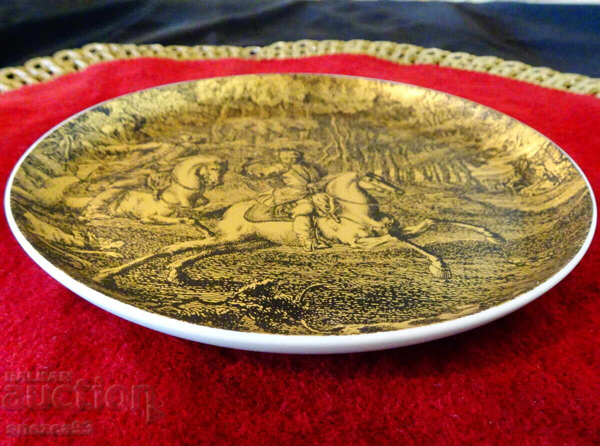 Delivery of Golden Fürstenberg porcelain plate with a hunting scene
