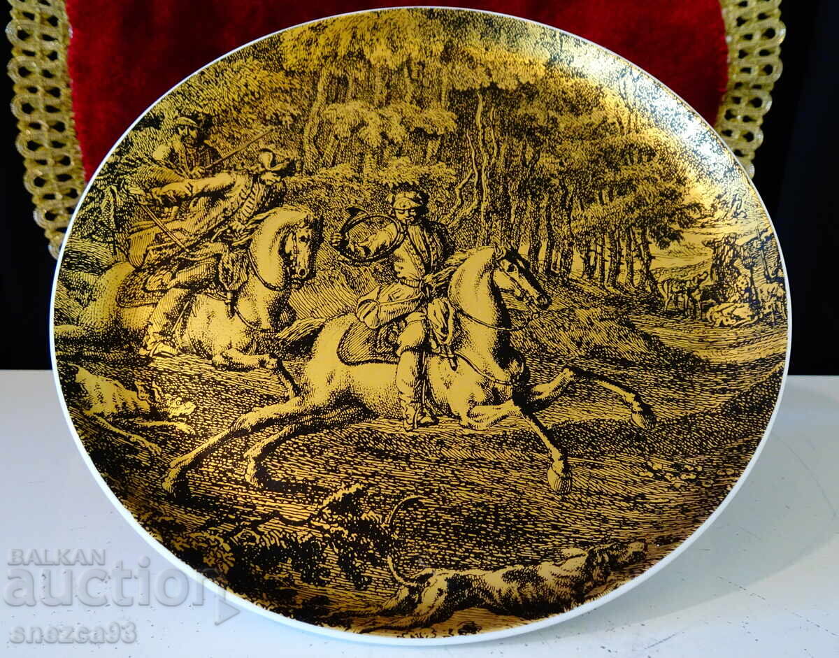 Golden Fürstenberg porcelain plate with a hunting scene