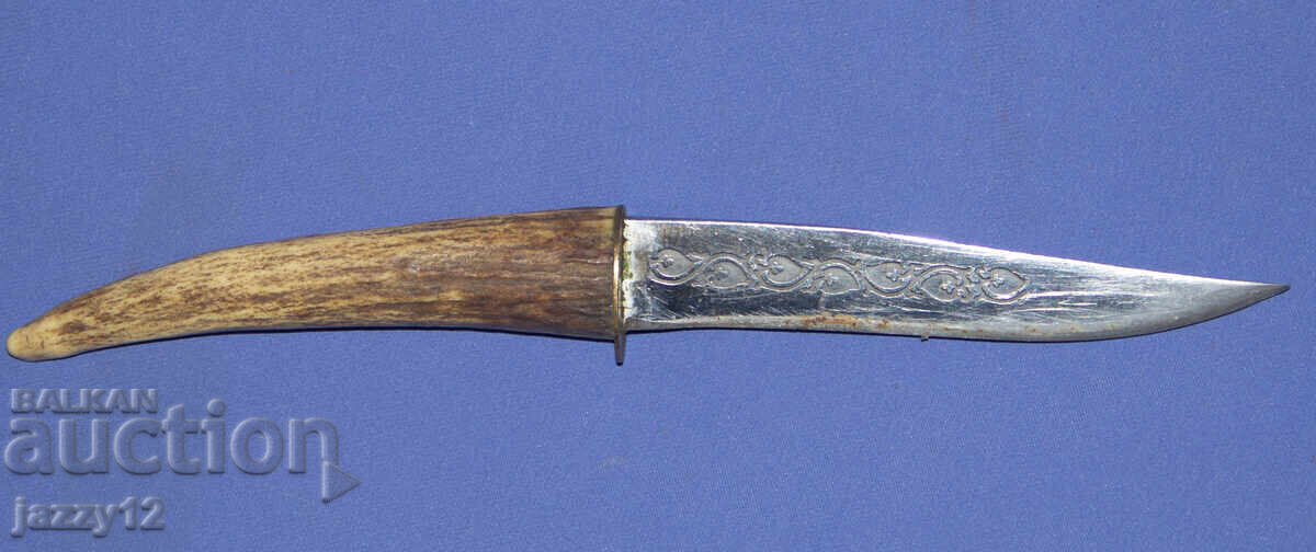 Solid hunting knife with a horn handle