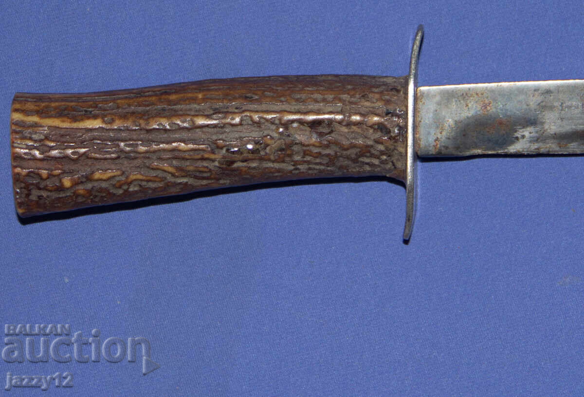 Παράδοση Σταθερό, στιβαρό κυνηγετικό μαχαίρι με λαβή από κέρατο
