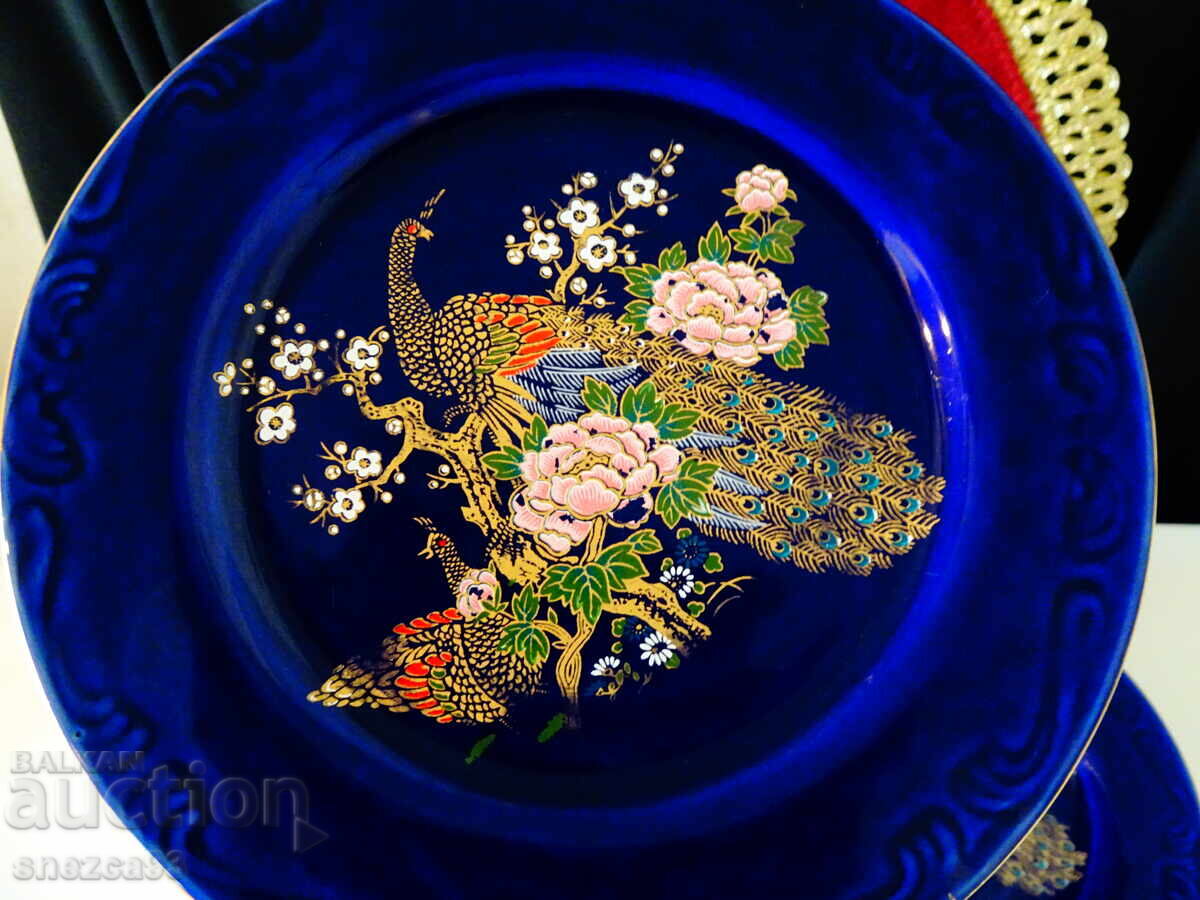 Чиния баварски порцелан,злато,кобалт,пауни. Чиния баварски порцелан,злато,кобалт,пауни.