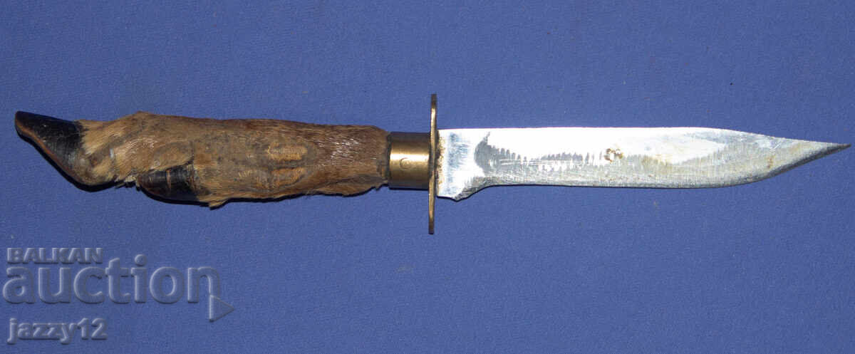 Solid hunting knife with a hoof handle Solid hunting knife with a hoof handle