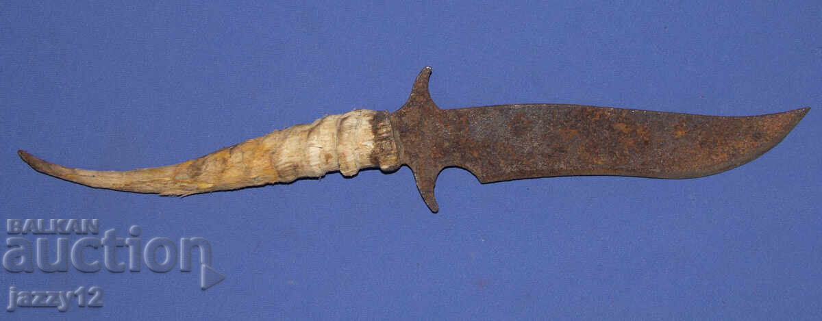 Cuțit de vânătoare solid, vechi, lucrat manual cu preț 160.00 BGN | € 81.81
