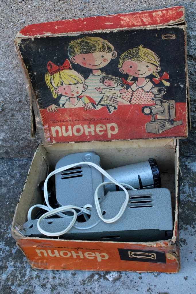 Soviet Slide Projector Pioneer, Film Slides