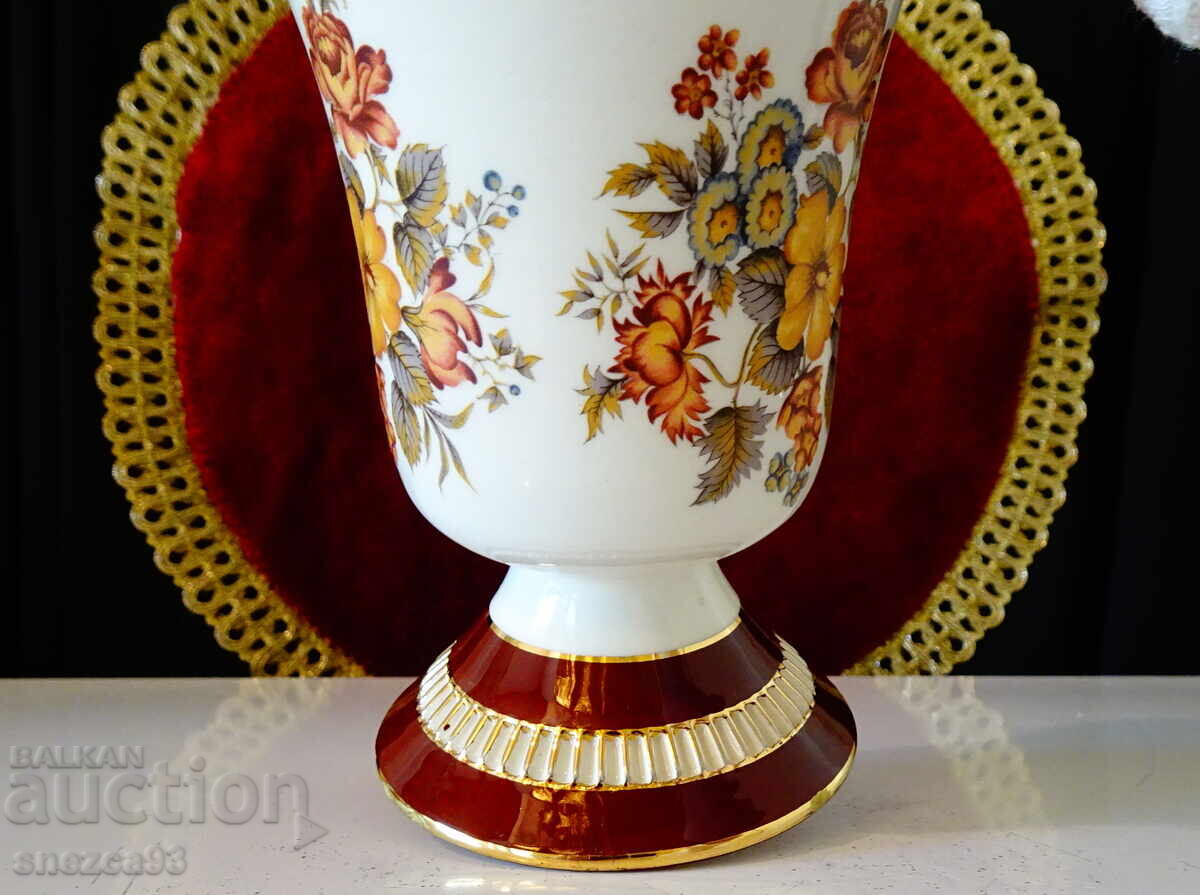 Vază din porțelan german PK Klaus Cutik, aur, flori cu preț 29.00 BGN | € 14.83 Vază din porțelan german PK Klaus Cutik, aur, flori cu preț 29.00 BGN | € 14.83