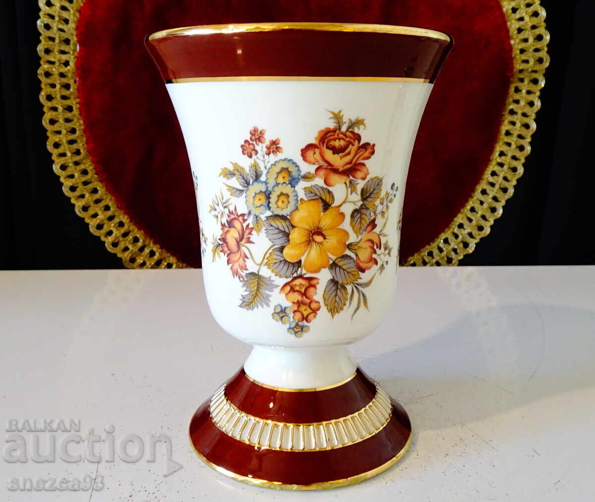 Vază din porțelan german PK Klaus Cutik, aur, flori Vază din porțelan german PK Klaus Cutik, aur, flori