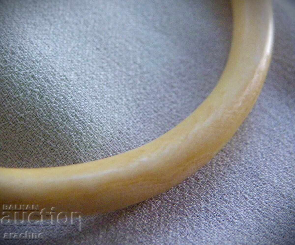 Гривна от слонова кост с цена 70.00 лв. | € 35.79 Гривна от слонова кост с цена 70.00 лв. | € 35.79