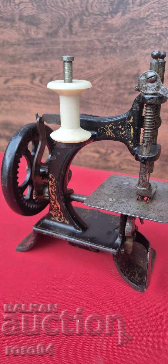 Auction  SEWING MACHINE - MINION - EXCELLENT - WORKING