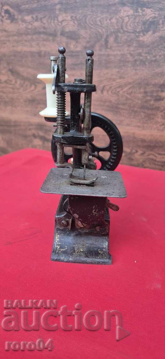 Delivery of SEWING MACHINE - MINION - EXCELLENT - WORKING