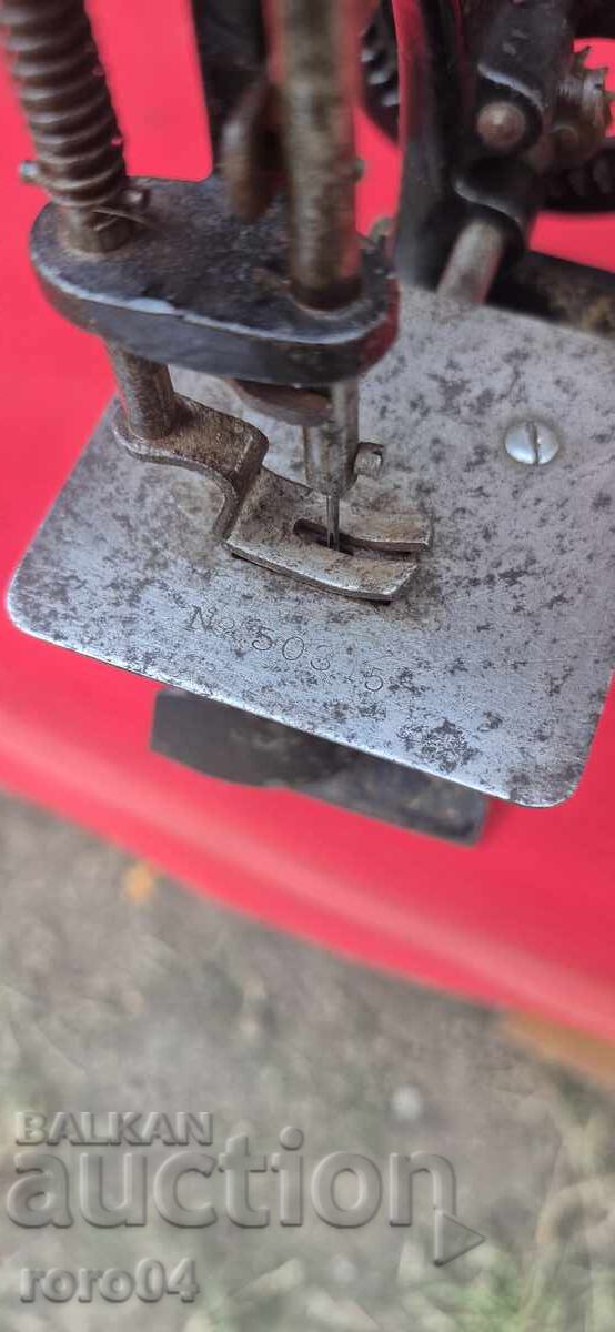 SEWING MACHINE - MINION - EXCELLENT - WORKING - 6