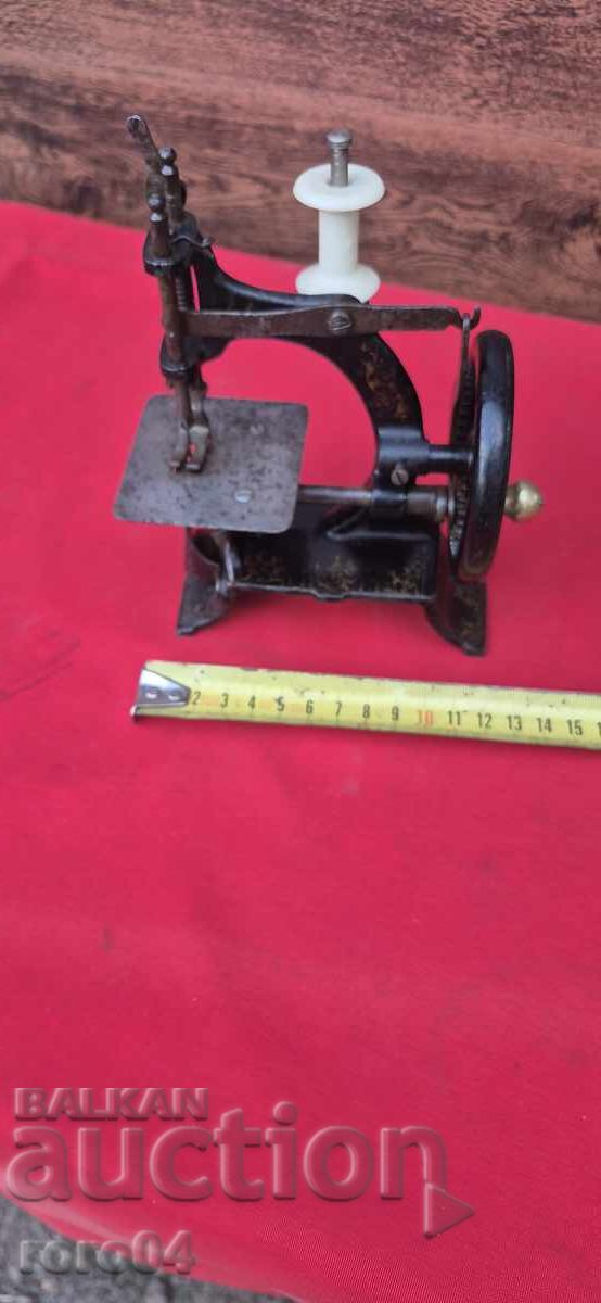 SEWING MACHINE - MINION - EXCELLENT - WORKING - 7