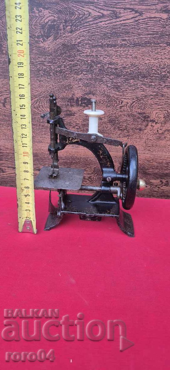 SEWING MACHINE - MINION - EXCELLENT - WORKING