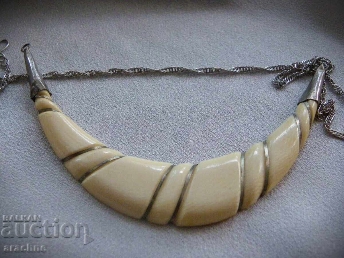 Παράδοση Κολιέ από ελεφαντόδοντο και ασήμι Παράδοση Κολιέ από ελεφαντόδοντο και ασήμι