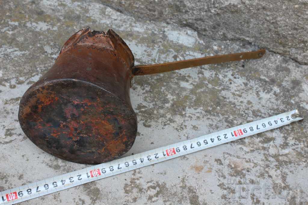 Auction A VERY LARGE OLD COPPER COFFEE POT, COPPER COFFEE MAKER, COPPER Auction A VERY LARGE OLD COPPER COFFEE POT, COPPER COFFEE MAKER, COPPER