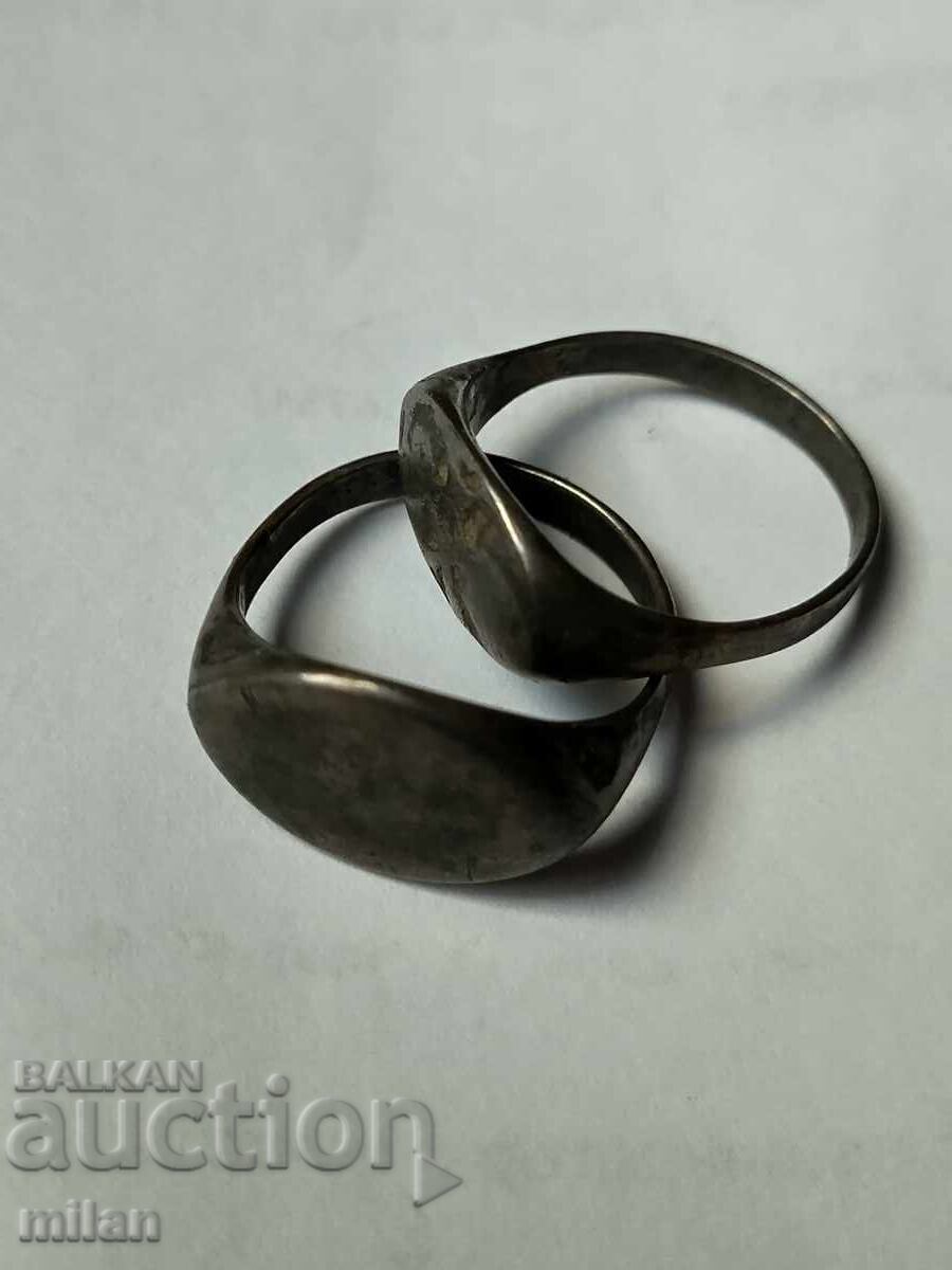 Два много стари сребърни пръстени