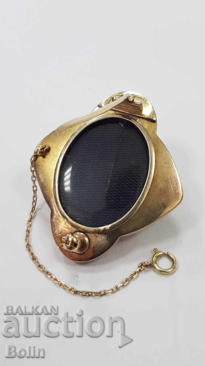 Доставка на Уникално красива златна брошка с перли, ахат и емайл-14 кар.