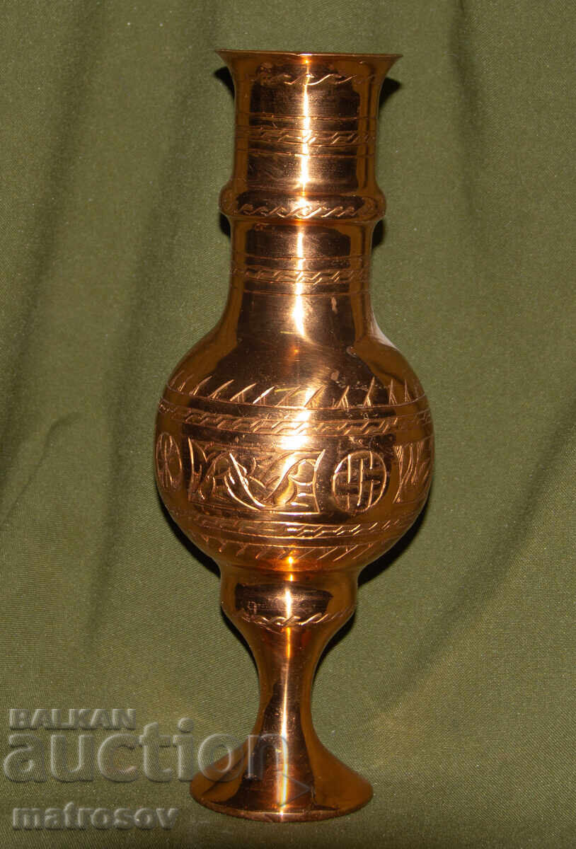 Vază solidă din cupru, lucrată manual cu preț 180.00 BGN | € 92.03