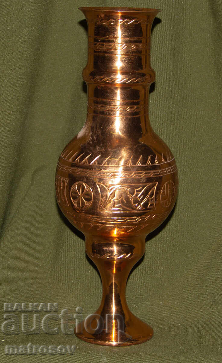 Licitație Vază solidă din cupru, lucrată manual