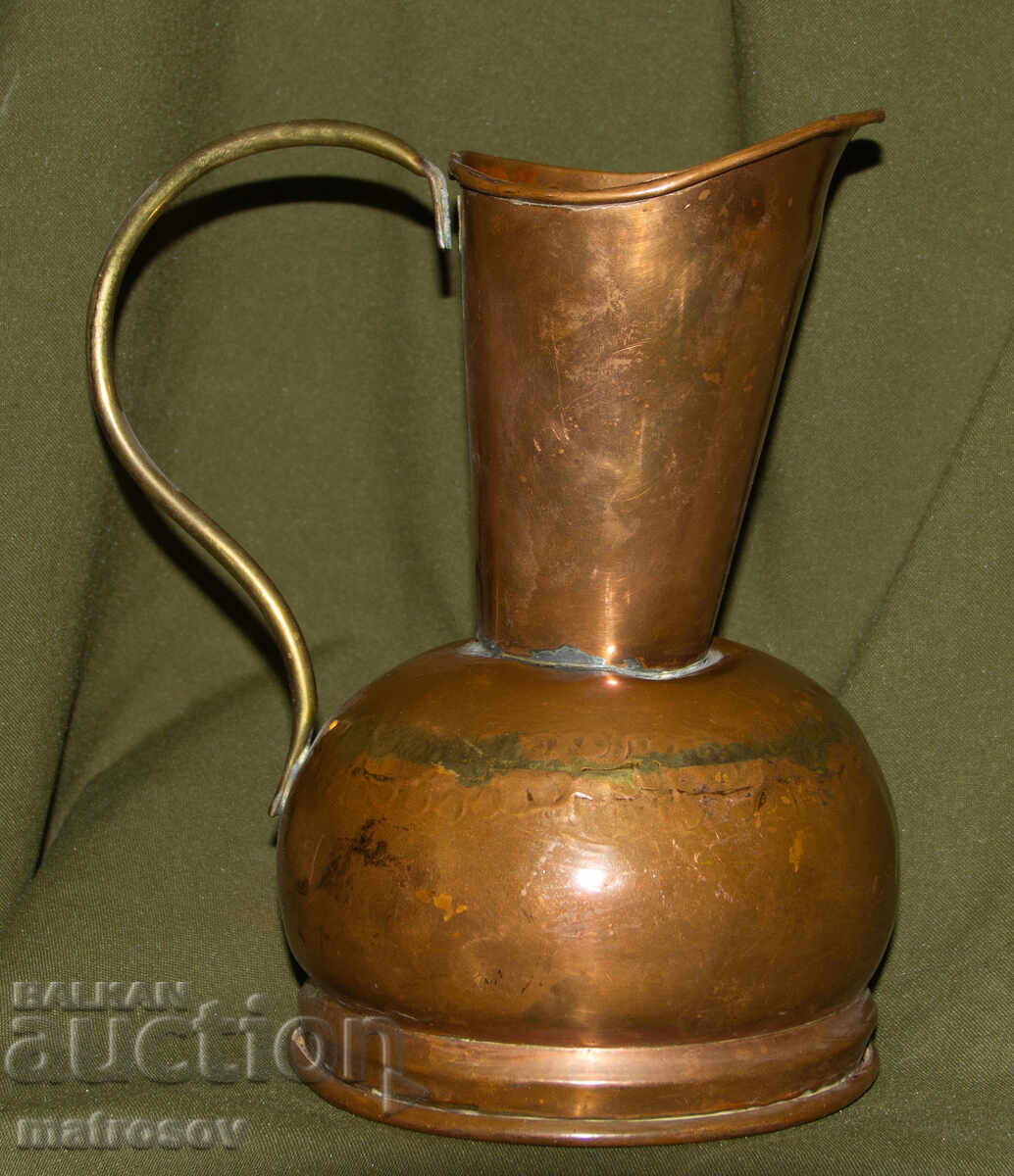 Veche cană solidă de cupru, lucrată manual