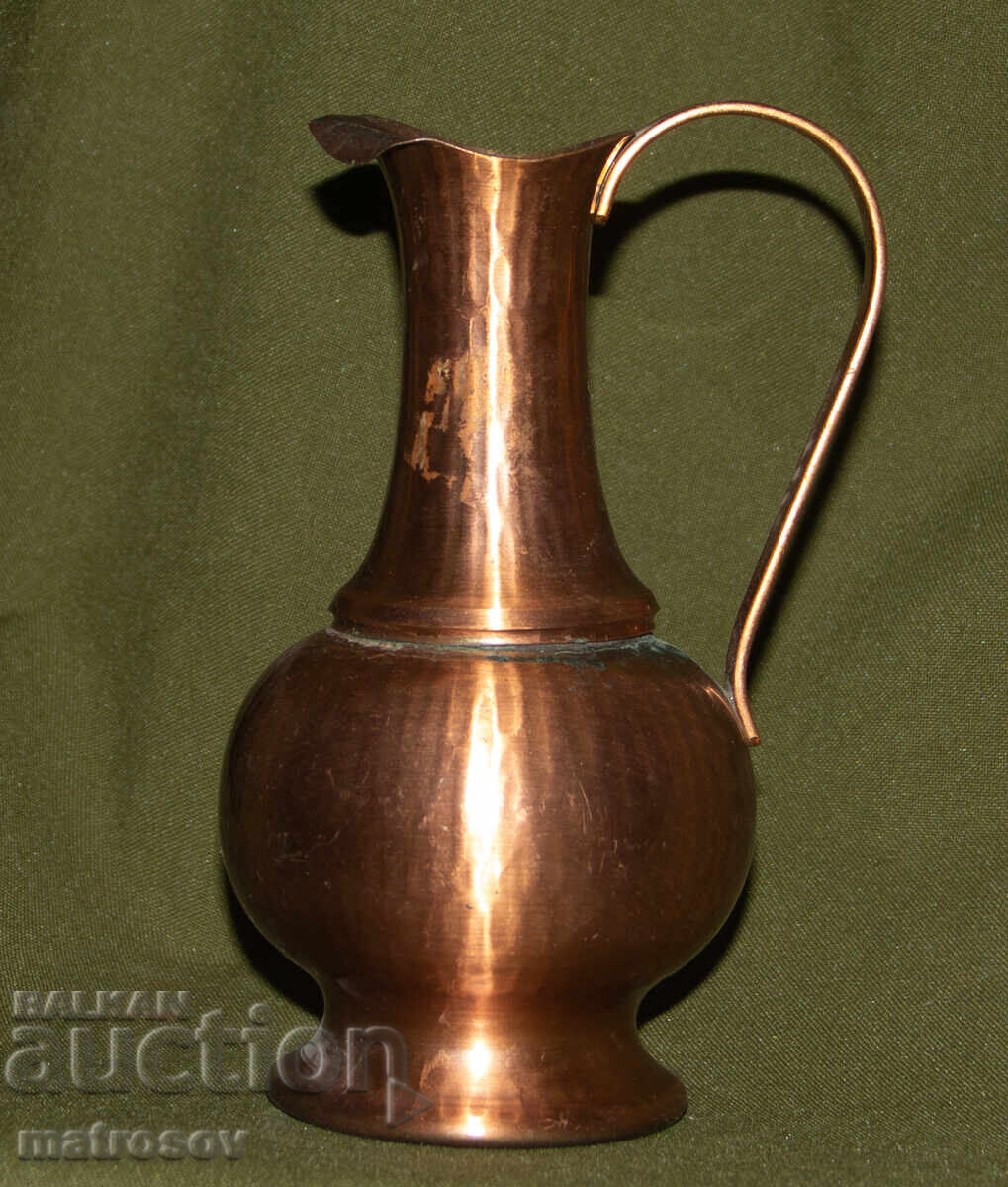 Veche cană solidă de cupru, lucrată manual