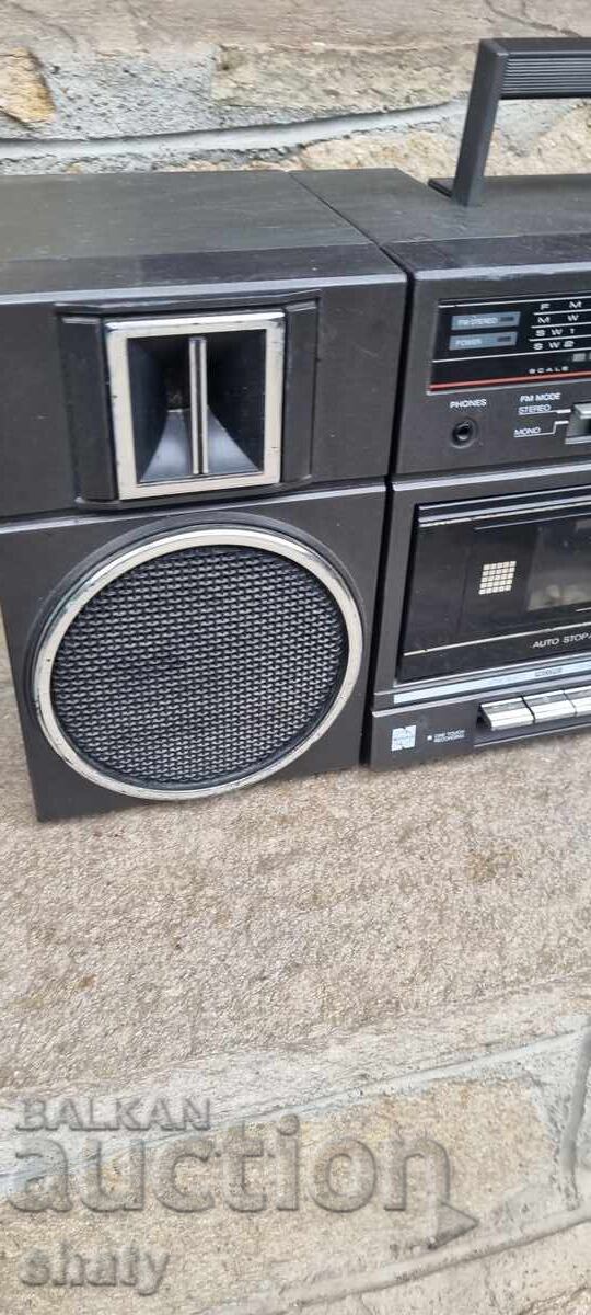 Ένα παλιό κασετόφωνο με τιμή 55.00 BGN | € 28.12 Ένα παλιό κασετόφωνο με τιμή 55.00 BGN | € 28.12