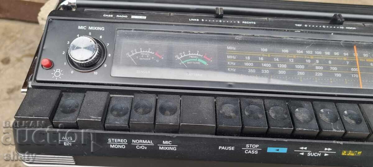 Un casetofon vechi cu preț 185.00 BGN | € 94.59