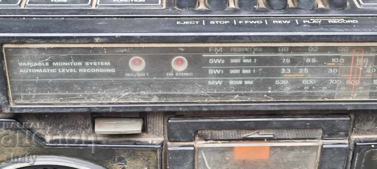 Παλιό κασετόφωνο. Sanyo - 5 Παλιό κασετόφωνο. Sanyo - 5