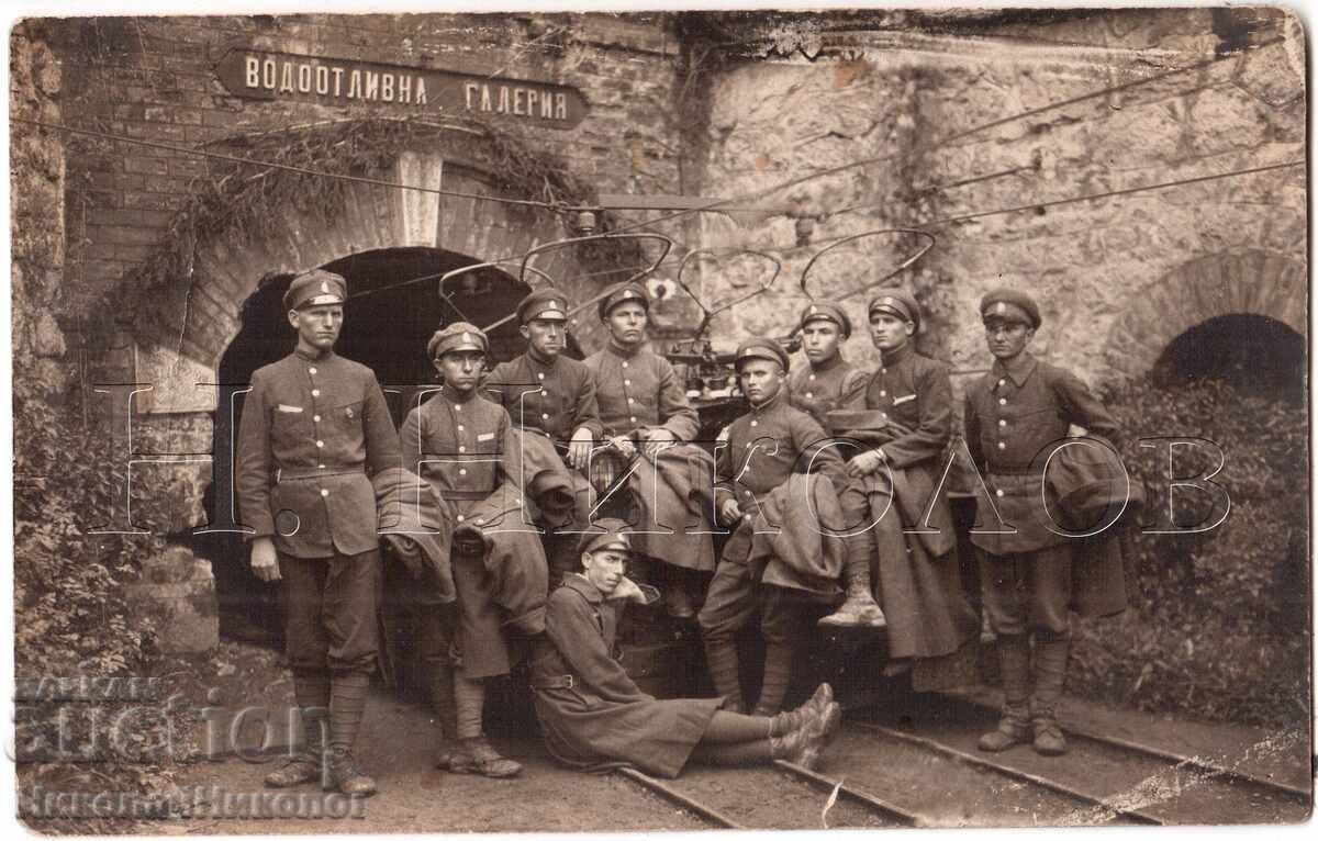 OLD PHOTO PERNIK SOLDIERS IN FRONT OF THE WATER GALLERY E471