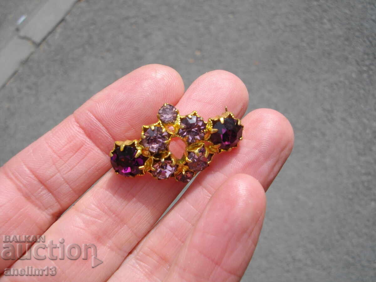 Licitație O broșă veche aurită