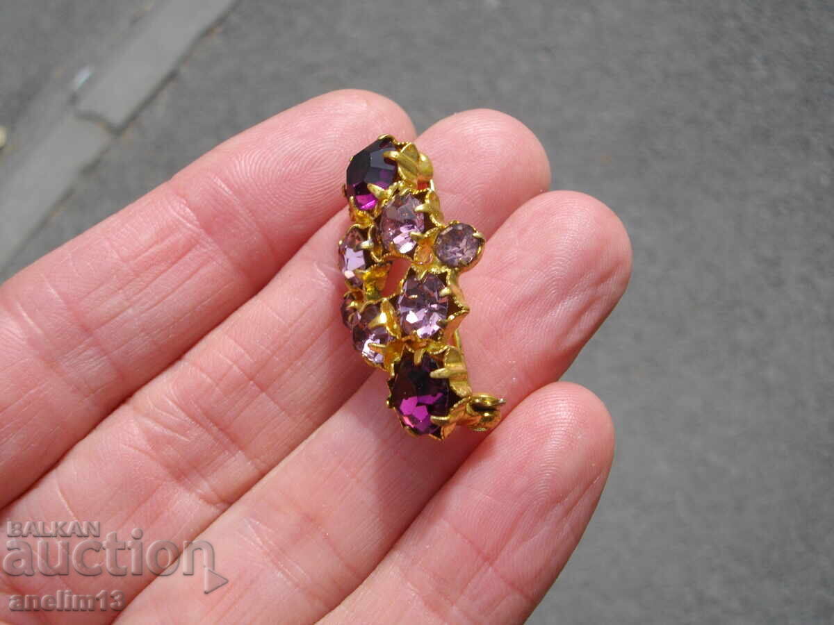 Livrarea O broșă veche aurită