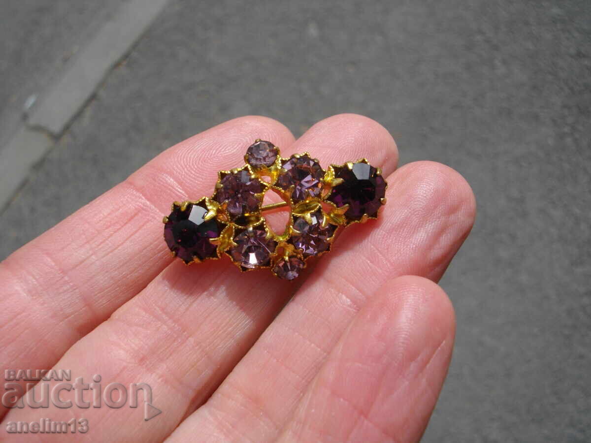 O broșă veche aurită