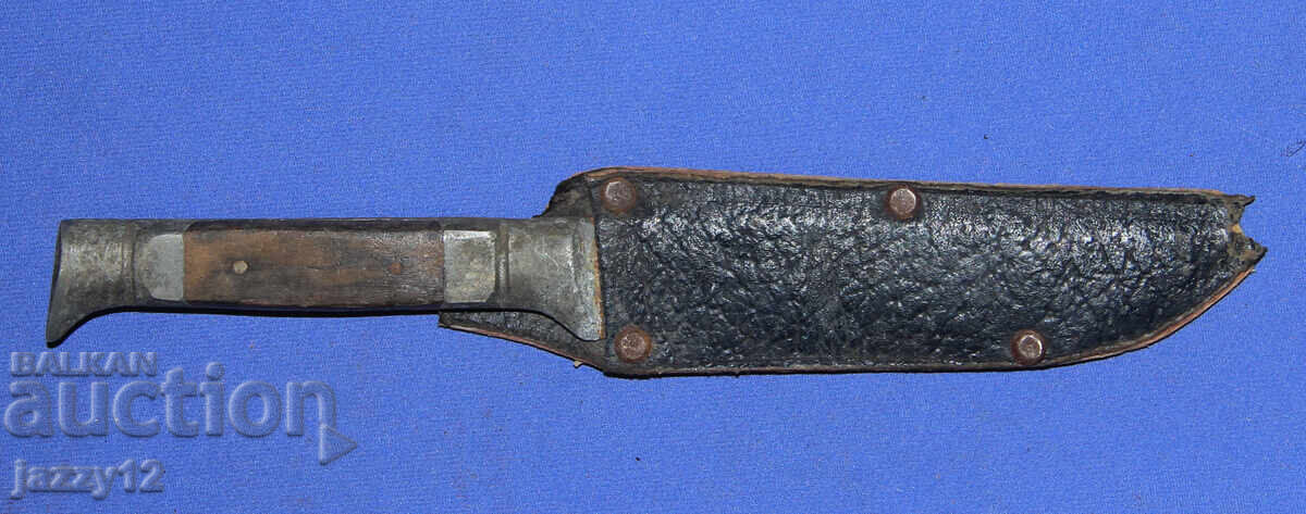 Παλιό τουριστικό μαχαίρι με θήκη με τιμή 50.00 BGN | € 25.56