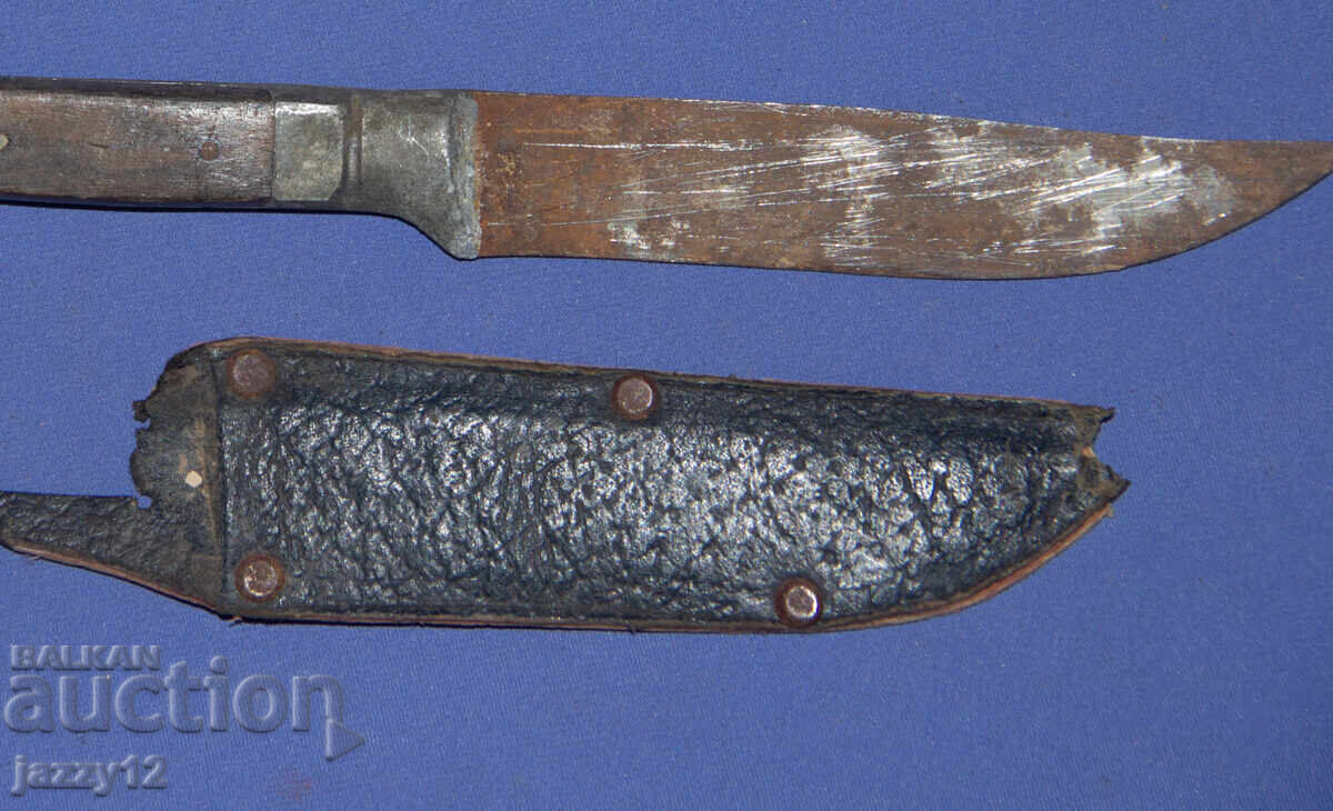 Παράδοση Παλιό τουριστικό μαχαίρι με θήκη