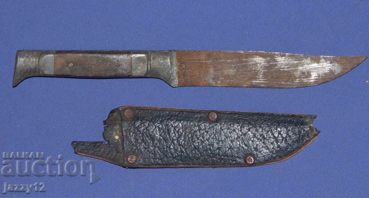 Παλιό τουριστικό μαχαίρι με θήκη