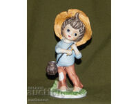 Statuetă decorativă din porțelan, reprezentând o fetiță