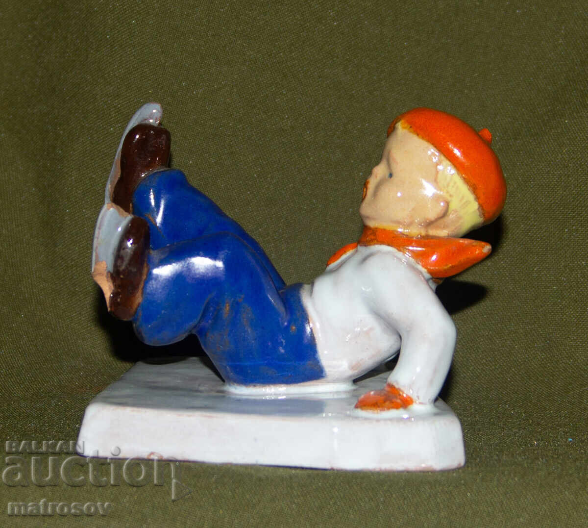 Декоративна порцеланова статуетка на момче с цена 90.00 лв. | € 46.02