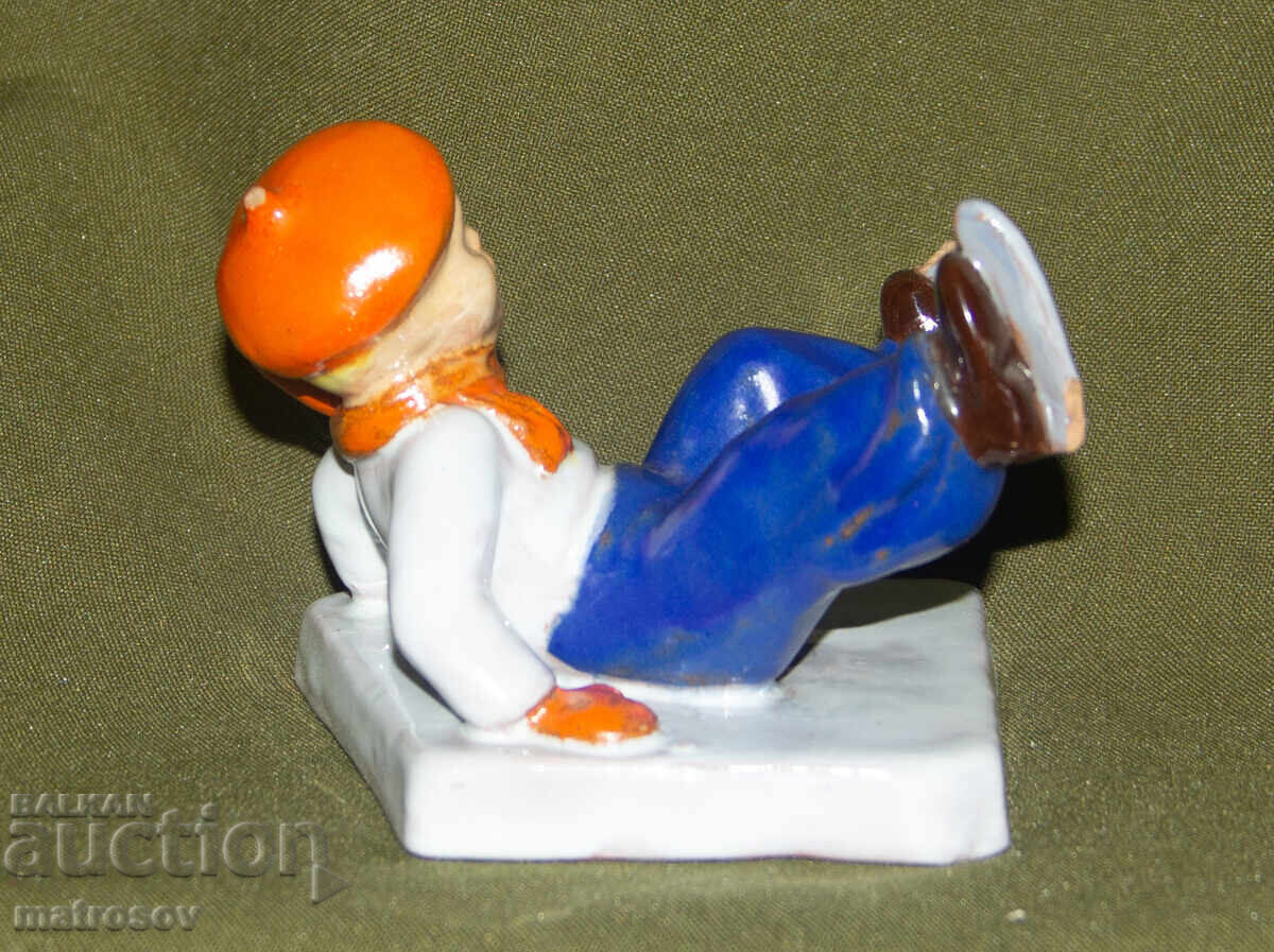 Доставка на Декоративна порцеланова статуетка на момче