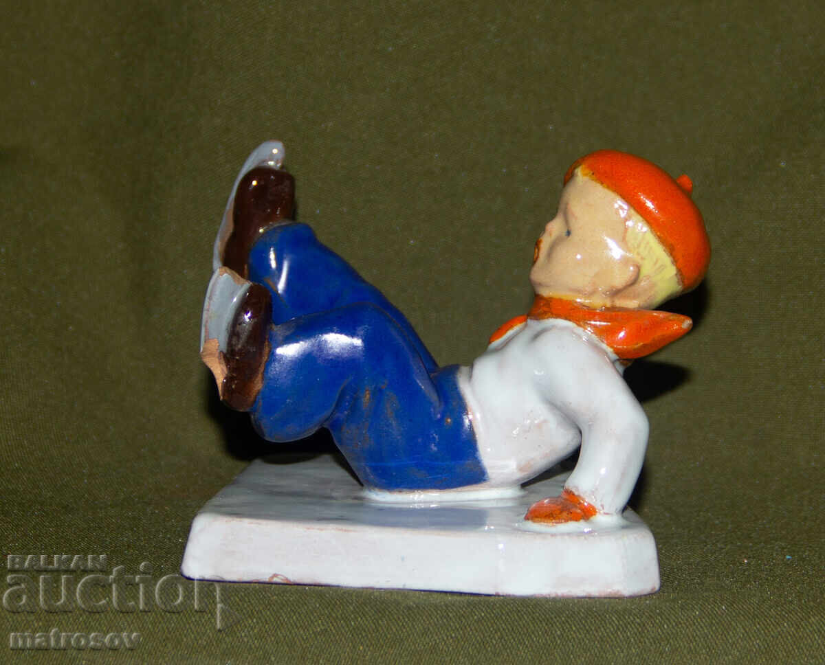 Декоративна порцеланова статуетка на момче