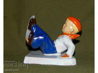 Statuetă decorativă din porțelan, reprezentând un băiat